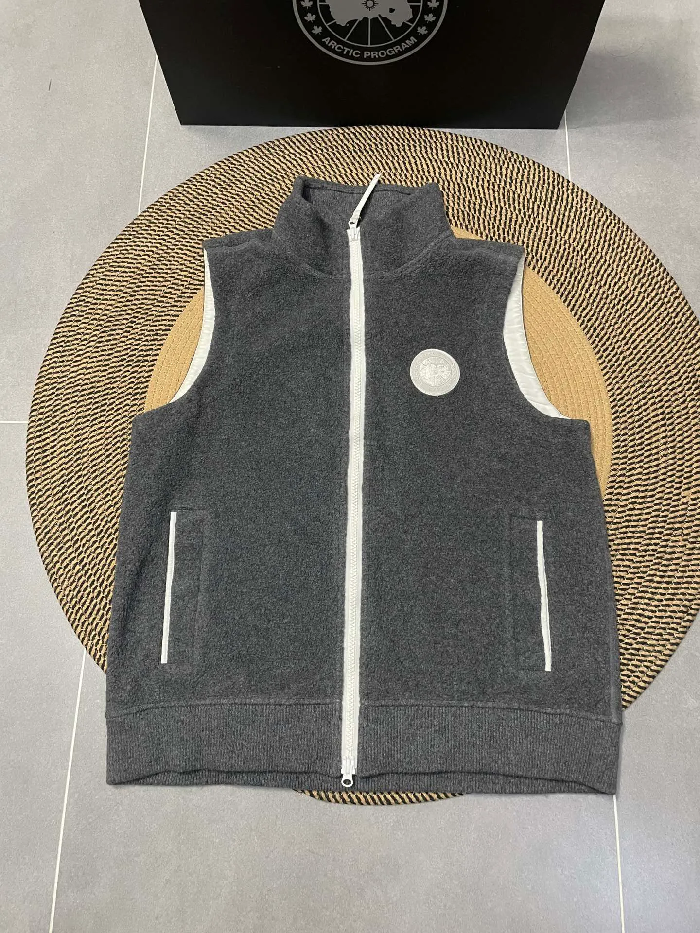 P600 Black CANADA GOOSE/Canada Goose Autumn and Winter Couple's Fleece Vest Jacket 🔘Color: Black Gray Khaki Highest version Original fabric High version High quality) ⚠All details Fabric accessories craftsmanship (all 1:1 passed inspection) (The owner is a "detail monster" so the goods he makes also pay attention to details) 1⃣ Distinguish the wrong version of market goods: all go single line ❌ Our genuine 1:1 special machine presses the line (high requirements for machine workers) 2⃣ Differentiates the market from drawings and making goods. Fabric color difference is too big. You get what you pay for, not fast food. 3⃣ Differentiates the market from low-end versions to receive labels, hang tags, and wash labels. All our accessories are custom-made (approved level) 4⃣ Differentiates the market from the detail-free workmanship❌ Our workmanship: neckline, shoulder line, armholes, cuffs, hem (In order to increase the cost, we must also restore the original product: yoke taping, double needle threading🔍) Size: S-XXL